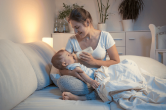 Les bébés allaités se réveillent-ils vraiment plus souvent ?
